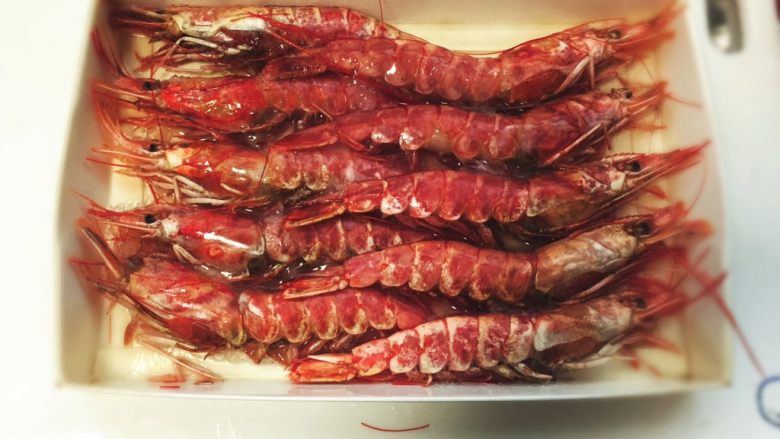 西柚遇见红虾（低脂盐烧虾）
,哈哈，看看解冻后的红虾，还是蛮漂亮的。