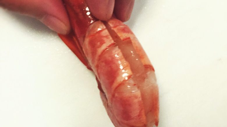 西柚遇见红虾（低脂盐烧虾）
,开虾背，挑虾线。一般有虾线一半没有。