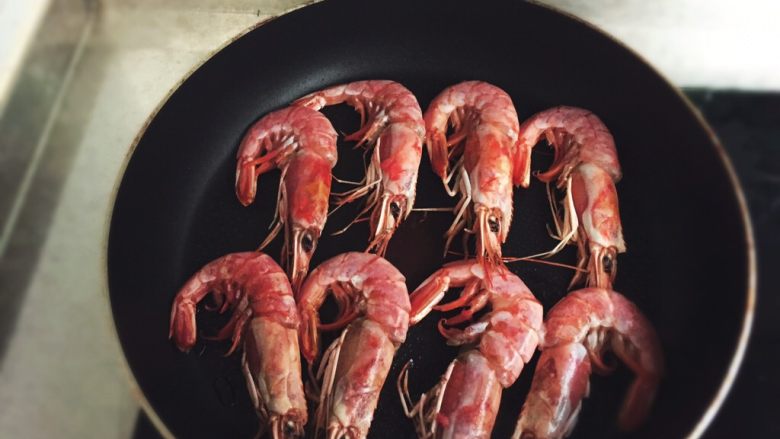 西柚遇见红虾（低脂盐烧虾）
,将红虾放入干煎，记住一定要小火，要不容易糊锅。