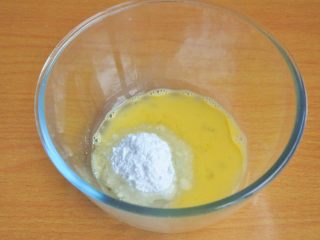 藜麦核桃酥,将玉米油、鸡蛋、糖粉搅拌均匀。