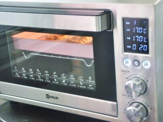 藜麦核桃酥,放入提前预热的烤箱中，170度20分钟。