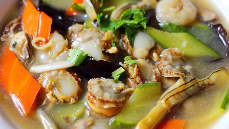扇贝海鲜杂蔬羹,一锅鲜美无比的又营养丰富的扇贝海鲜杂蔬羹就做好了……