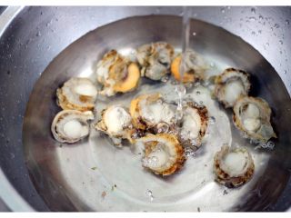 扇贝海鲜杂蔬羹,把去掉的五脏的扇贝肉用清水浸泡冲洗干净后备用……