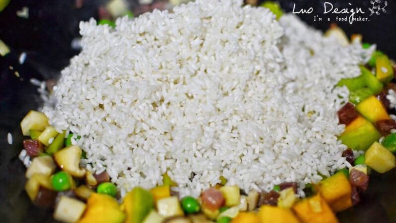 好吃易做的五彩什锦饭,把沥水的大米放进去一起炒。