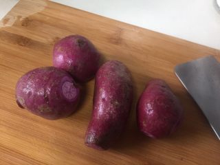 酥皮点心紫薯酥,紫薯洗干净切去两头。