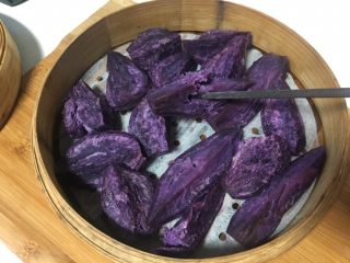 酥皮点心紫薯酥,关火不马上揭盖焖一会，用筷子戳一下，如没熟继续开火再蒸一会。