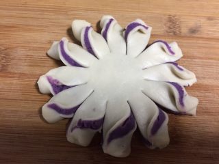 酥皮点心紫薯酥,每一份顺时针翻转一下，露出紫薯泥。