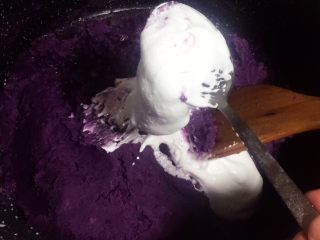 酥皮点心紫薯酥,加入fluff棉花糖继续翻炒，炒至紫薯细腻，糖、油都均匀的融合在紫薯泥里。