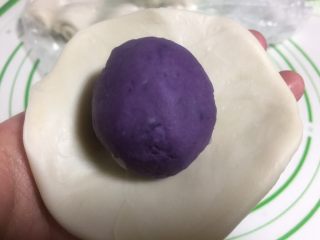 酥皮点心紫薯酥,擀成圆形的面片，中间放上一个紫薯馅。