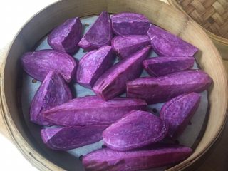 酥皮点心紫薯酥,切小块放进蒸屉里。