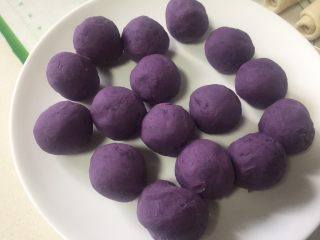 酥皮点心紫薯酥,这个时间把紫薯分好，每个35克左右，搓圆备用。