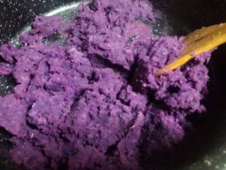 酥皮点心紫薯酥,剥去紫薯的皮，用铲子把紫薯碾成泥。