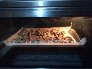 酥皮点心紫薯酥,烤箱提前预热十分钟，上下火170度烤20分钟。