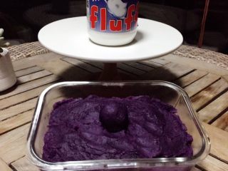 酥皮点心紫薯酥,炒好的紫薯泥装进乐扣盒子里，入冰箱冷藏。