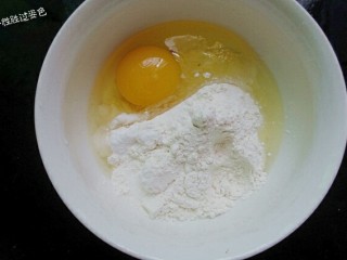 孜然肉丝,鸡蛋一个，面粉一杯，小苏打半勺