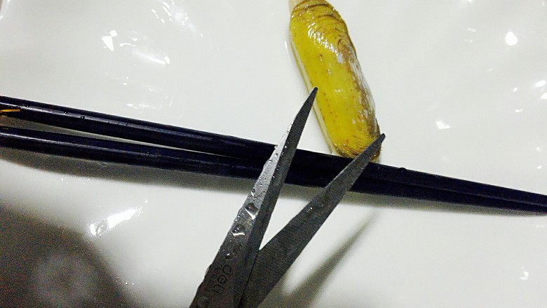 蒸蛏子,比较烫哦，用筷子夹出，准备好厨房专用剪刀