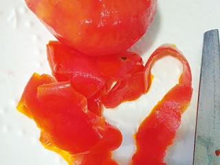 蒸蛏子,这里附上简单的番茄皮花的卷法，取一个西红柿，用水果刀削皮，薄薄的哦，长条不能断