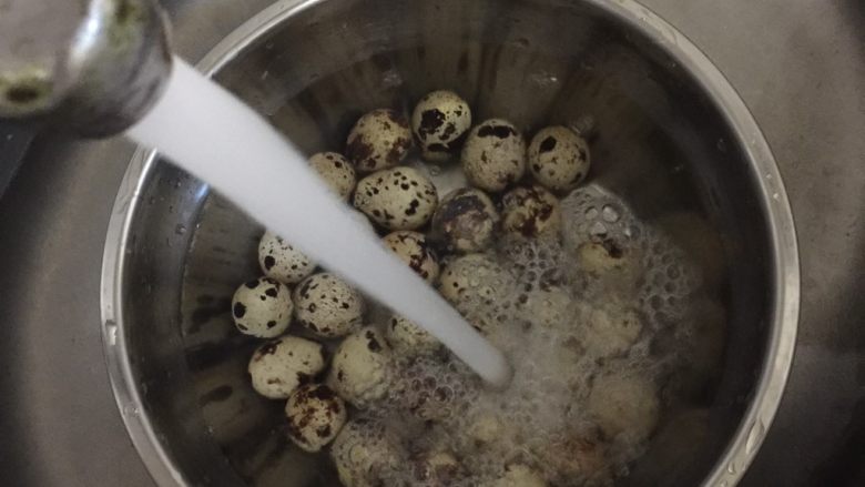 糖醋虎皮鹌鹑蛋,煮熟的鹌鹑蛋迅速的放在冷水中浸泡数分钟，这样可以使鹌鹑蛋剥皮更容易。