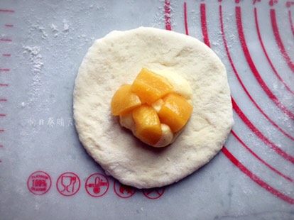 香草水果面包,静置好后整形：将面团擀成圆形，挤一团香草卡仕达，放4-5块预先切成大丁并吸干水分的黄桃。