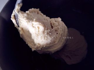 香草水果面包,面团中速搅拌成团，图示状态再加入黄油，改高速搅拌。（夏天温度高请用冰水和面。）