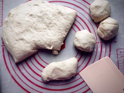 香草水果面包,将面团分割成10份，63g左右一块。滚圆，盖湿布静置松弛15min。