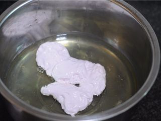 fiuff棉花糖淋面蛋糕,蛋清蛋黄分离，蛋清装入无油无水的盆里，分两次加入棉花糖