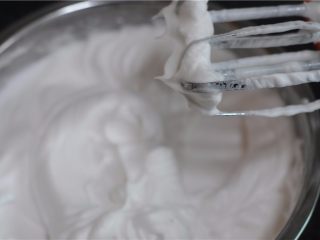 fiuff棉花糖淋面蛋糕,将蛋白打至干性发泡
