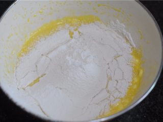 fiuff棉花糖淋面蛋糕,筛入低粉