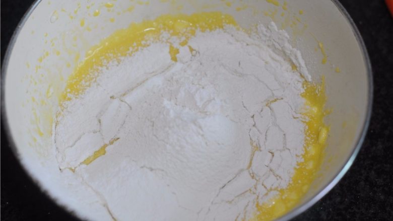 fiuff棉花糖淋面蛋糕,筛入低粉