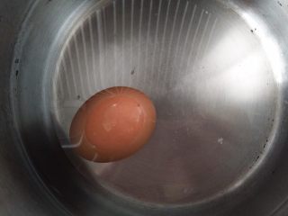 螺丝盏,鸡蛋放水中煮熟
