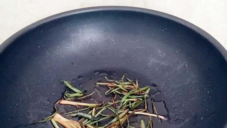 葱油拌面,香葱炒制焦黄出锅备用。