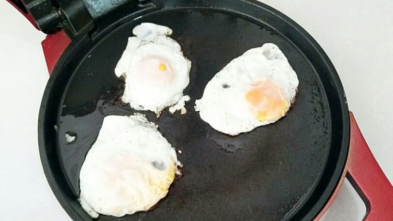 葱油拌面,鸡蛋用电饼档煎熟。