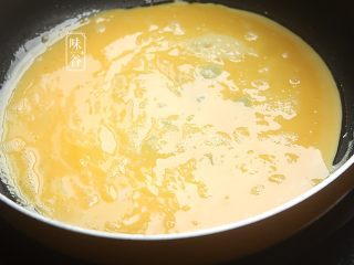 夏日不可少的一碗面~鸡丝凉面,锅内放入少许油，倒入鸡蛋液摊平，表面鼓泡后翻面；