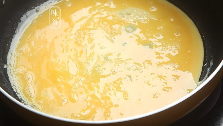 夏日不可少的一碗面~鸡丝凉面,锅内放入少许油，倒入鸡蛋液摊平，表面鼓泡后翻面；