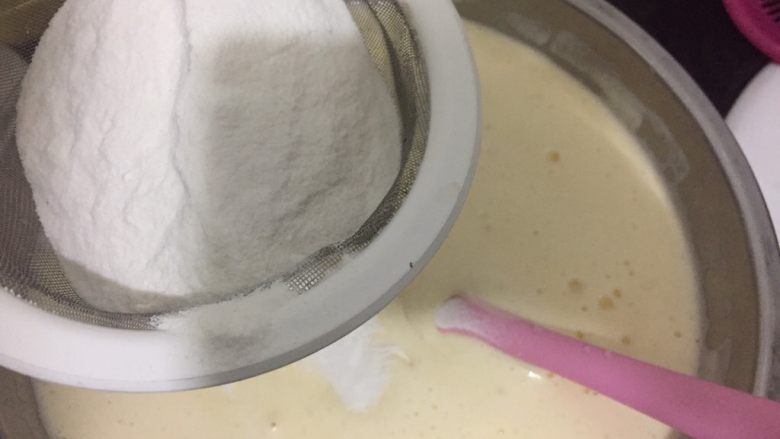 原味糯米蛋糕,糯米粉过筛，加入蛋液中，上下搅拌均匀。
