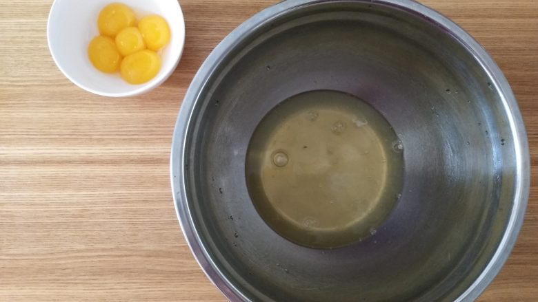抹茶戚风,1.	鸡蛋分离蛋清和蛋黄