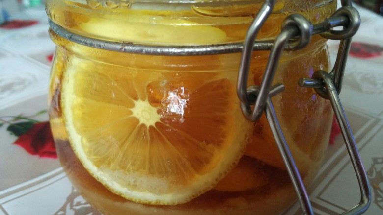 柠檬蜜,冷藏的第五天，透过瓶子可以看见，结晶已沉淀，上层的蜂蜜变稀且透亮