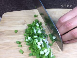 干锅菜花,小葱切成小段备用