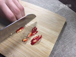 干锅菜花,辣椒成小段。
