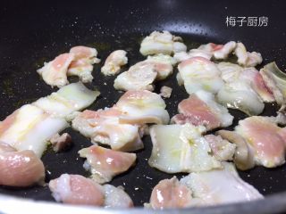 干锅菜花,五花肉放入料酒去腥，炒变色。