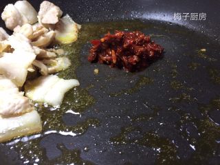 干锅菜花,到入豆瓣酱，炒出红油。