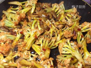 干锅菜花,倒入菜花翻炒，加入生抽、盐、白糖、胡椒粉翻炒均匀。