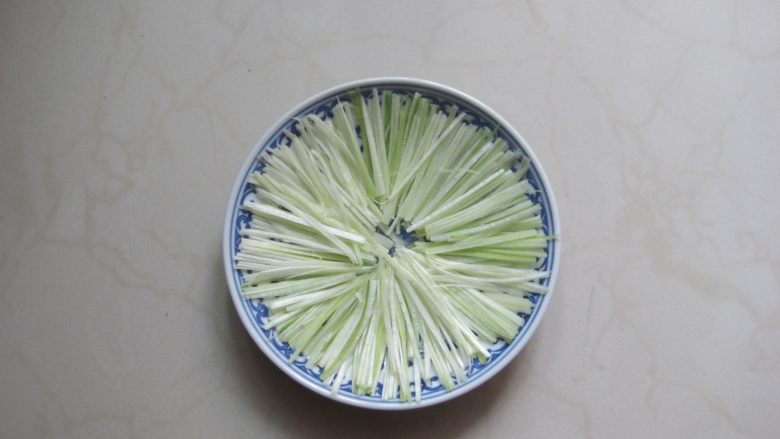 京酱肉丝：好吃易做经典菜,将葱丝码入盘中备用。