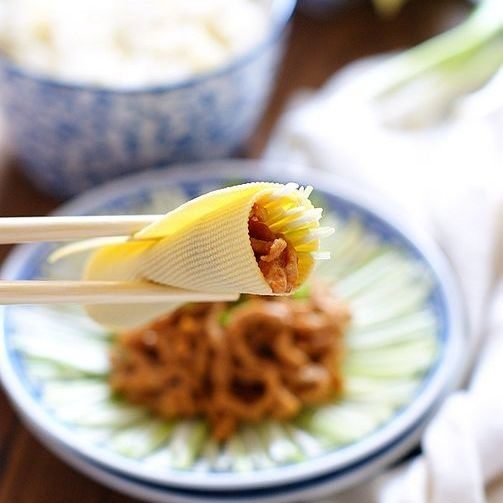 京酱肉丝：好吃易做经典菜,用豆腐皮卷着吃即可，超级好吃哦。