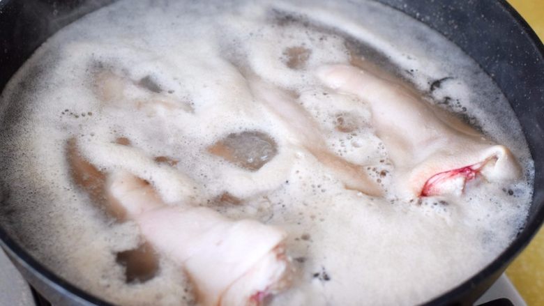 酱卤猪蹄,水烧开后，猪蹄在热水中焯烫5分钟；