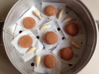 仿真蘑菇包,然后放蒸笼屉里，将小面团搓成一头尖一头圆的小长条，也放在油纸上
