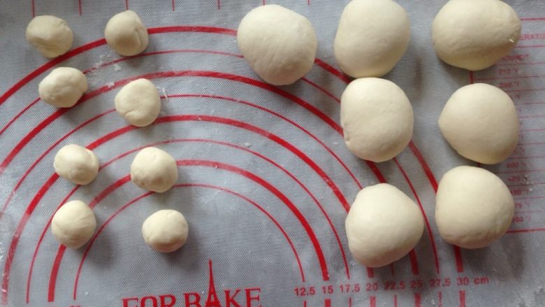 仿真蘑菇包,面团发酵好后，取出面团，排气，然后分成10个25克和10个5克的面团，滚圆