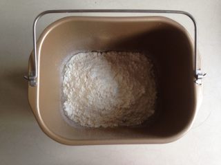仿真蘑菇包,水、细砂糖放进面包桶，再加入面粉
