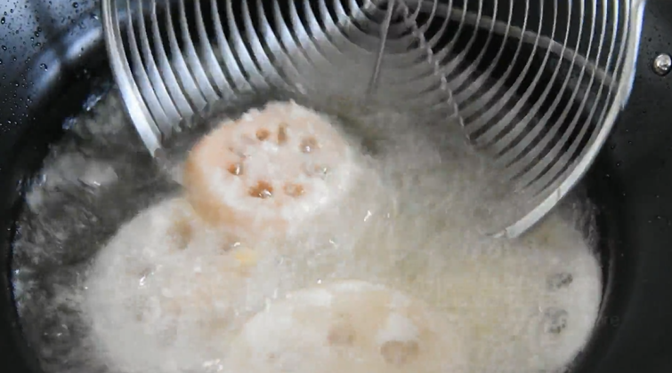 饭店里的干锅藕片原来是这样做的，2分钟就,来回翻面防止粘底、粘连