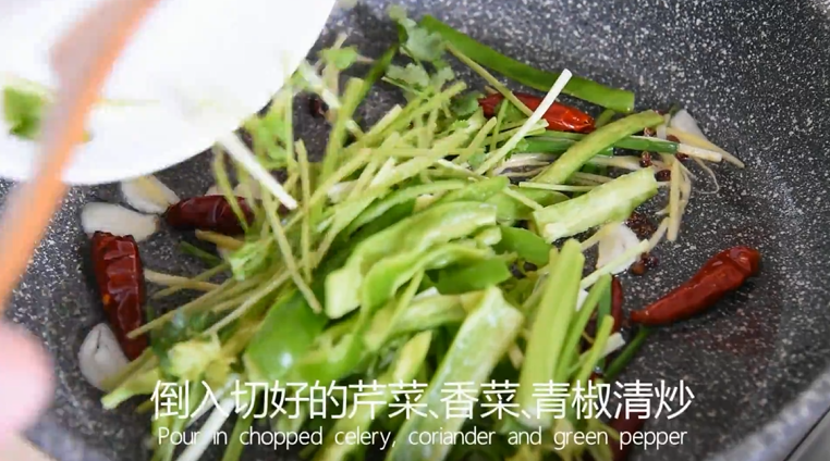 饭店里的干锅藕片原来是这样做的，2分钟就,倒入切好的芹菜、香菜、青椒清炒